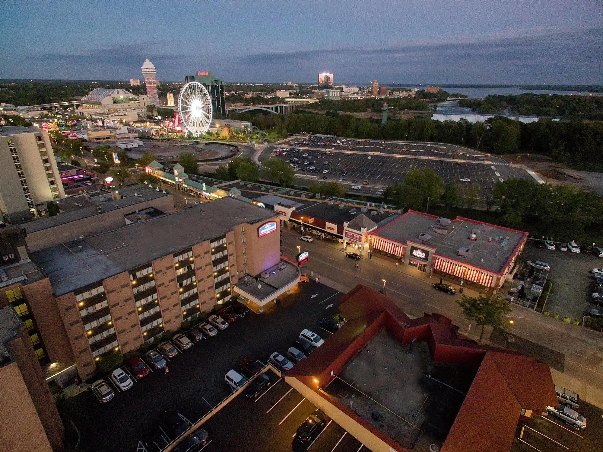 Howard Johnson Plaza By Wyndham By The Falls Ниагара-Фолс Экстерьер фото